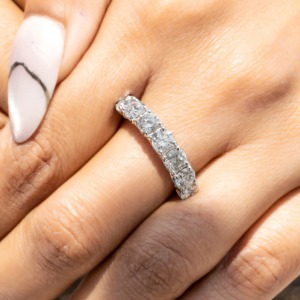 แหวนแต่งงานแบบ Eternity 1.75 กะรัต เพชรทรงกลมเพาะเลี้ยงในห้องปฏิบัติการ 11 เม็ด แหวนหมั้นทองคำขาว 14K ขนาด US 6.5 - Product Image 3