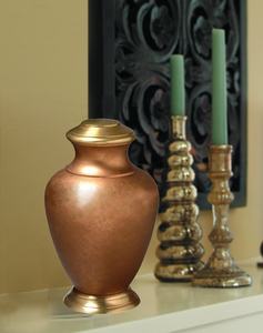 Acabado de latón Gold Arcadia American Style Luxury Durable Eco-Friendly Cremación Urna para cenizas humanas 200/220 pulgadas cúbicas Funeral - Product Image 2