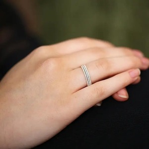 Bague exclusive en diamant rond taille brillant VVS2 E couleur cultivée en laboratoire certifié IGI personnalisé or argent fournisseur de bijoux en gros - Product Image 4