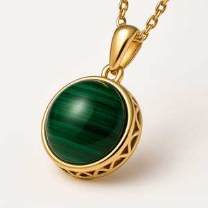 Pendentif minimaliste élégant en malachite naturelle en or 14 carats avec pierres précieuses plaqué rhodium Bijoux de déclaration indiens - Product Image 2