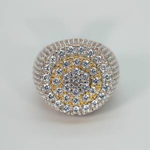 Une élégante bague hip-hop pour femme, fabriquée en or jaune 14 carats et ornée de diamants de laboratoire de pureté VVS. - Product Image 1