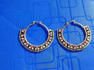 Boucles d'oreilles rondes en perles de verre multicolores sur mesure, idéales pour les magasins de bijoux et d'accessoires de mode à revendre - Product Image 3