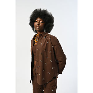 Camisa Marrón Extra Grande para Mujer con Diseño de Adornos de Piedras en la Parte Delantera - Product Image 3