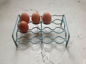 Elegantes estantes para huevos de hierro forjado con acabado antiguo, perfectos para exhibir huevos frescos de granja en encantadoras cocinas de granja - Product Image 3