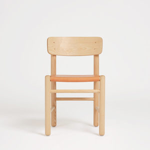 Silla de comedor minimalista con marco de madera oscura y tapicería suave que combina estilo, comodidad y atractivo atemporal - Product Image 5