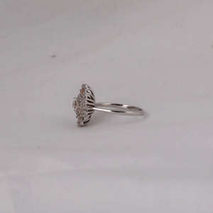 Bague de fiançailles en or blanc massif 18 carats avec diamant de laboratoire taillé en baguette conique, diamant certifié, cadeau de fiançailles - Product Image 2