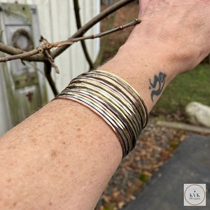 Elegante puño de metal mixto bohemio para pulsera Diseño ancho martillado Regalo de joyería de moda para mamá en el Día de la madre - Product Image 4