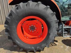 Tractor agrícola 4x4 de tamaño medio Kubota 2015, versátil tractor utilitario con motor central y componentes de bomba - Product Image 6