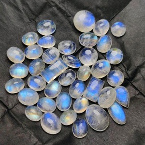 Lote de Cabujones de Piedra Lunar Arcoíris Blanca Natural con Efecto de Fuego Azul Intenso de 3-5 Quilates Sueltos para Fabricación de Joyas - Product Image 4