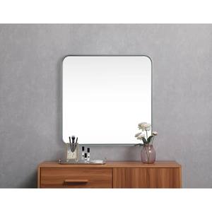 El espejo de plata cuadrado de metal de esquina suave moderno es un espejo cuadrado con esquinas redondeadas y un metal plateado Delgado - Product Image 2