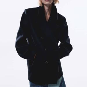 Manteau en laine à capuche pour femmes, style nouveau, respirant, col en peluche, manches longues, veste en tricot d'hiver avec logo - Product Image 5