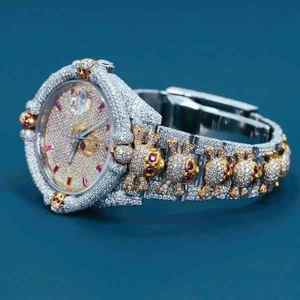 Montre de luxe en diamant avec crâne pour hommes, montre-bracelet en acier inoxydable avec marqueur rubis style hip hop et or bicolore - Product Image 2