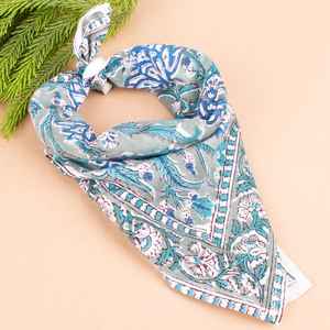 Foulard en coton floral pour femmes, bandana, accessoire de cheveux tendance, cadeau pour elle - Product Image 1