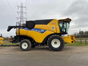 Moissonneuses-batteuses New-Holland CR7.90 de haute qualité à vendre à des prix imbattables, idéales pour les agriculteurs et les projets agricoles - Product Image 3