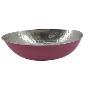 Bol de service ovale en métal nickelé avec saladier martelé en aluminium de couleur rose pour la décoration de cuisine et de table personnalisée - Product Image 1