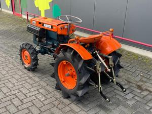 รถแทรกเตอร์ดีเซลขนาดเล็ก Kubota B700 เกรดเชิงพาณิชย์ สำหรับงานเกษตรกรรมหนัก พร้อม PTO ใช้งานน้อย - Product Image 4