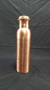 Bouteille d'eau en cuivre personnalisée de vente chaude gravure complète artisanat naturel verres en plastique - Product Image 3