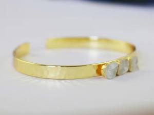 กำไลข้อมือหินมูนสโตนสีรุ้งธรรมชาติ ชุบทอง 18k กำไลข้อมือหินประจำเดือนมิถุนายน - Product Image 4