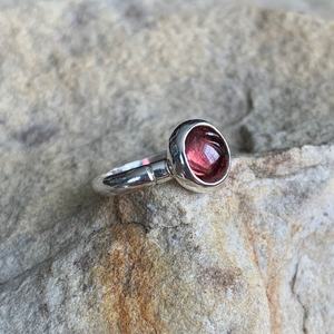 Anillo de compromiso de plata de ley hecho a mano estilo vintage con turmalina, joyería india fina, anillo con gemas naturales engastadas en canal - Product Image 1