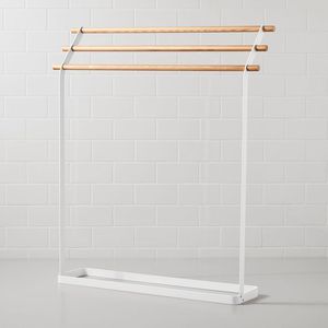 Porte-serviettes en métal à poser au sol, gain de place tout en offrant un rangement pratique pour les serviettes - Product Image 1