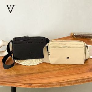Nuevo Bolso de Mujer Minimalista y Moderno con Cierre de Tres Capas, Estampados de Animales, Material de Nailon, Bolso de Hombro Cruzado de Tela - Product Image 1