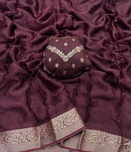 Sari en viscose chinon à motifs tissés avec un chemisier en soie banarasi dola - Product Image 2