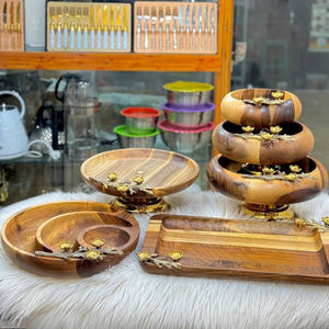 Plateau en bois pour salade de légumes, dîner, avec poignée décorative en forme de fleur dorée, design classique, plateau de service pour salade - Product Image 1