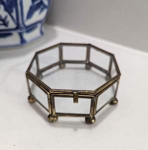 Boîte à bijoux élégante en métal et en verre conçue pour la présentation artistique de bijoux et le style intérieur - Product Image 1