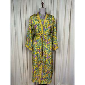 Kimono de Seda Reciclada para Mujer, Estilo Boho Chic Vintage, Vestido de Playa, Bata de Descanso para Resort, Traje de Baño Estilo Gitano - Product Image 1