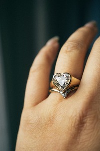 แหวนเพชรโมอิส10K สุดพิเศษแหวนหมั้นโซลิแทร์หัวใจสีทองชุดเครื่องประดับสำหรับเจ้าสาวขายส่งจำนวนมากจากโรงงาน - Product Image 2