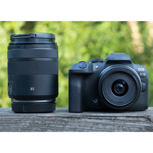 Cámara Digital sin Espejo EOS R10 con Sensor CMOS, Cuerpo de Cámara con Lente RF-S 18-150 mm F/3.5-6.3 IS STM, Resolución de Video 4K, Compatible con Tarjetas SD - Product Image 1
