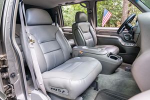 Chevrolet Suburban K2500 LS 4x4 de 1999, Usada en Buen Estado, con Eje Sólido Intercambiable, Motor V8 de 454 Pulgadas Cúbicas, Modificaciones Extensivas - Product Image 5