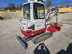 รถขุดขนาดเล็ก Takeuchi TB225 น้ำหนัก 2.4 ตัน แบบไฮดรอลิก ขับเคลื่อนด้วยดีเซล พร้อมรางตีนตะขาบแบบขยายได้ หมุนหางได้ 0 องศา - Product Image 1