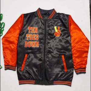 Blouson bombardier de baseball d'automne OEM Poches inclinées Bouton à l'avant Couleur Bloc Lettre Patched Varsity Coat - Product Image 5