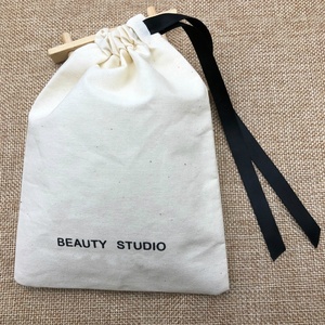 Vente en gros de sacs fourre-tout en mousseline de coton écologique et personnalisé avec cordon de serrage motif de logo personnalisable pour montre de bijoux en promotion - Product Image 3