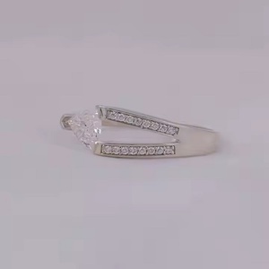 Anillo de compromiso de vástago dividido de un solo lado con un pequeño diamante redondo de laboratorio en oro sólido de 10K/14K/ 18K para compromiso - Product Image 5