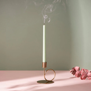 Bougeoir décoratif sophistiqué pour salles à manger et salons pour des décors de Noël romantiques - Product Image 1