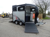 Remorque pour deux chevaux, en aluminium/fibre de verre composite, système de freinage électrique/hydraulique