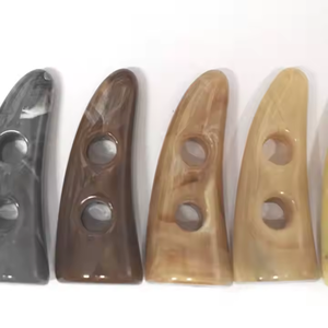 Boutons en corne de buffle naturelle de haute qualité, écologiques, avec logo personnalisé, faits à la main, à 2 trous, pour manteaux, sacs, décoration, artisanat en forme de croissant - Product Image 4