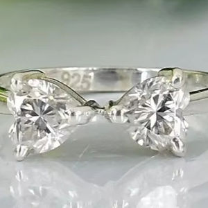 Anillo con forma de corazón de moissanita blanca, anillo de compromiso personalizado de moissanita de Plata de Ley 925, regalo para ella - Product Image 1