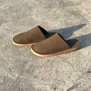 Sabots en cuir pour hommes femmes unisexe en cuir de buffle fait à la main - Product Image 2