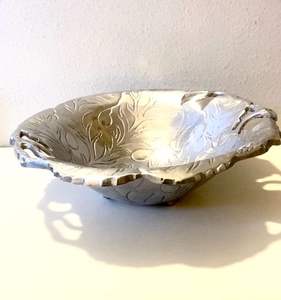 Elegante tazón de aluminio texturizado, ideal para la decoración de interiores, que ofrece una artesanía metálica de primera calidad para el hogar. - Product Image 2