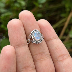 Belle bague en pierre de lune arc-en-ciel naturelle en argent sterling 925 bohème déclaration délicate bague de mariage bijoux minimalistes faits à la main - Product Image 3