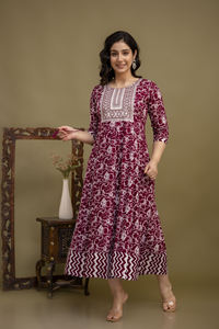 ชุดคุर्ติแบบอนาร์กาลีลายดอกไม้สีแดงเลือดหมู ดีไซน์หรูหรา พร้อมปกปักลายและแขนสามส่วน เหมาะสำหรับงานเทศกาล ชุดลำลอง และชุดสไตล์ชาติพันธุ์ - Product Image 3