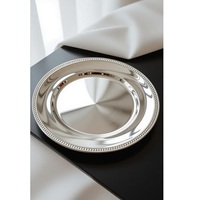 Assiette de présentation en métal argenté, élégante et raffinée, pour embellir votre table lors de mariages et de grands événements.