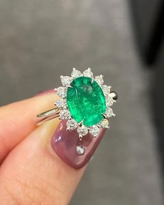 Superbe 2.13ct Emeraude Vintage Spinelle Ovale Cut Bague Argent 925 Pierres Précieuses Classiques Plaqué Rhodium pour la Fête d'Anniversaire de Mariage - Product Image 2