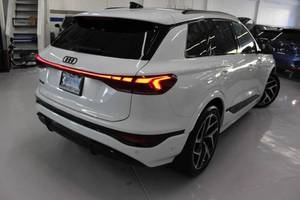 Audi SQ6 e-tron quattro Premium Plus AWD quattro Premium Plus 4 portes SUV 2025 – Voitures d'occasion à prix abordable à vendre - Product Image 4