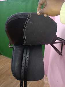 อานม้าแบบพกพาสำหรับขี่ม้าแบบกระโดดและเดรสสาจ  ออกแบบและสกรีนโลโก้ได้  สีน้ำตาลและดำ - Product Image 4