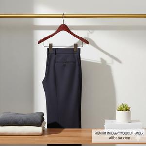 Cintres en <span class=keywords><strong>bois</strong></span> de noyer <span class=keywords><strong>et</strong></span> de hêtre écologiques de qualité supérieure avec pinces en cuivre antique pour l'affichage de la mode de luxe en magasin - Product Image 3