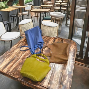 กระเป๋าโท้ทหนังแท้สำหรับผู้หญิง พร้อมฝาปิดแม่เหล็ก ผลิตจากพลาสติก - Product Image 1